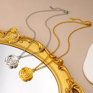 Elegantes Halsketten-Set mit 18K Gold und Silber beschichtetem Rosenanhänger