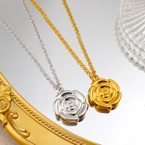 Nahaufnahme von goldenen und silbernen Rosen-Halsketten auf einem luxuriösen Hintergrund