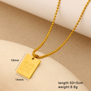 Dettaglio del ciondolo quadrato placcato oro 18K PVD con incisione More Self Love