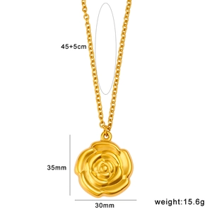 Detailansicht der Goldrose mit Maßen 35mm mal 30mm und 45cm plus 5cm langer Halskette