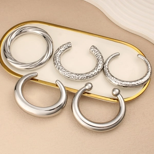 Set de 5 brazaletes abiertos en forma de C de acero inoxidable plateado con texturas martilladas