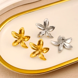 Macro shot of 5-petal flower stud earrings in gold and silver matte finishes