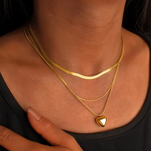 Dreilagiges goldenes Halsketten-Set mit flacher Schlangenkette und Herz-Anhänger