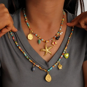 Collana boho multistrato con perline, pendenti a stella marina e pietre naturali