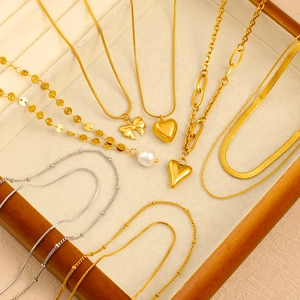 Minimalistisches doppellagiges Halsketten-Set in Gold und Silber mit Herz- und Perlenanhänger