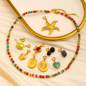 Collana bohémien con perline e ciondoli a stella marina e corona su seta