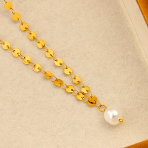 Detailaufnahme einer zweilagigen 18K vergoldeten Kette mit Herz-Perlenanhänger