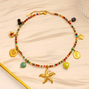 Collana bohémien con perline colorate e ciondoli stella marina, cuore e corona su seta
