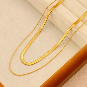 Detailansicht der 18K vergoldeten zweischichtigen Halskette mit flacher Schlangenkette und Gliedern