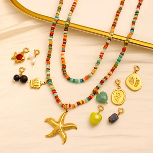Dettaglio della collana boho con perline, stella marina, ciondoli dorati e pietre