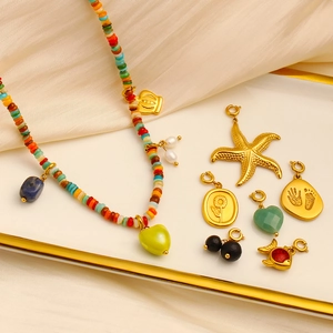 Dettaglio della collana di perle vintage francese con ciondoli a corona e stella marina