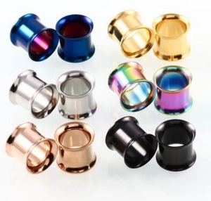 Détail de tunnels d'oreille en acier 316 avec six finitions métalliques différentes