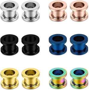 Macro-opname van roestvrijstalen ear tunnels in zilver, goud, roségoud en blauw