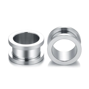 Paar gepolijste roestvrijstalen ear tunnels met hol ontwerp en geborstelde metalen afwerking