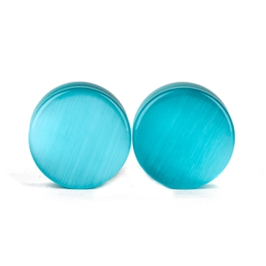 Paar gepolijste blauwgroene kattenoog steen ear plugs met een glad reflecterend oppervlak