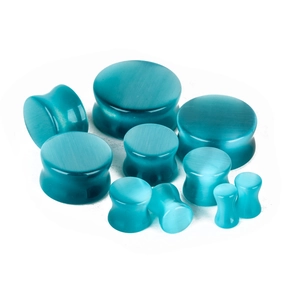 Blauwgroene kattenoog steen ear plugs dubbele flare in verschillende maten op wit