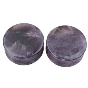 Détail des écarteurs en améthyste naturelle polie avec des motifs de pierre violets