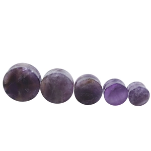 Lot de cinq écarteurs d'oreilles en améthyste naturelle de tailles variées en violet