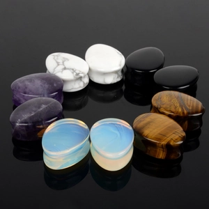 Vue macro détaillée de plugs d'oreilles en pierre colorée avec rainures latérales