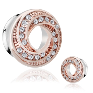 Detail von roségoldenen Fleischtunneln mit Spiraldesign und glitzerndem Zirkonia-Inlay