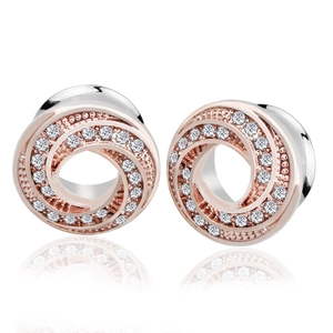 Edelstahl-Ohrplugs mit Wirbelmuster und funkelnden Zirkoniasteinen in Silber und Roségold
