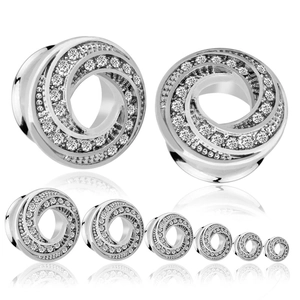 Detailansicht der Edelstahlohrtunnel mit mehrschichtigem Strass Spiralen Design