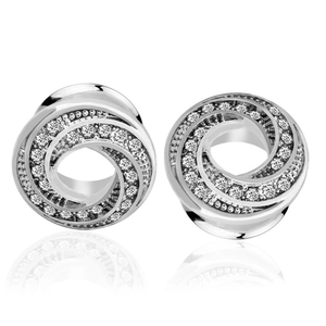 Makroaufnahme von Edelstahl Ear Tunnels mit Spiral-Pavé-Besatz aus weißen Zirkonias