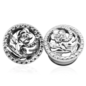 Vue détaillée du tunnel d'oreille rose évidé en argent avec pierres de zircon blanc