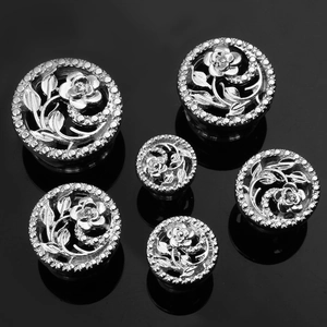 Vue macro des écarteurs d'oreilles en acier inoxydable avec motifs de rose évidés