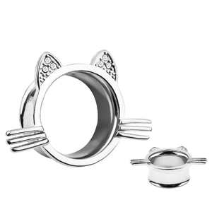 Detail van zilveren roestvrijstalen kattenoor-meters met fonkelende strass-accenten
