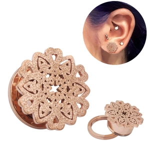 Écarteur d'oreille fleur évidée en or rose avec finition mate en acier inoxydable