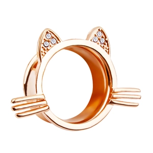 Detail van roségouden kattenoor-tunnel met heldere zirkoniasteentjes en kattensnorharen