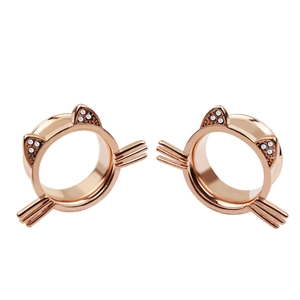 Detailopname van de roségouden kattenoor tunnels van staal met glanzende kristalaccenten