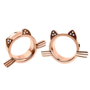 Detail van roségouden kattenoormeters met roze en witte kristallen voor oorstrekken