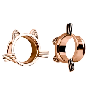 Detail van roségouden kattenoor-plugs met fonkelende kristallen en spiegelglans