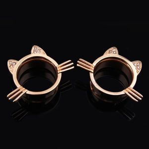 Detail van de roségouden kattenoorpluggen met kristallen en snorharen voor opgerekte oren