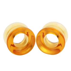 Gros plan sur des tunnels d'oreilles en verre creux ambré avec texture orange poli