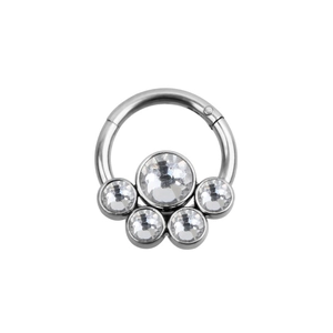 Anello per naso in argento lucido con cinque zirconi scintillanti su sfondo bianco