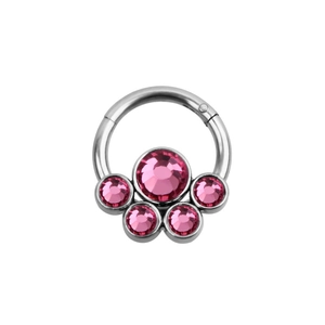 Anello per setto in argento lucido con cinque pietre di zircone rosa scintillanti su bianco