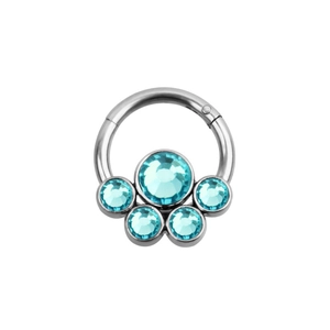Dettaglio dell'anello clicker argento con cinque strass blu chiaro a forma di ventaglio