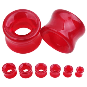 Vue détaillée d'un ensemble d'écarteurs d'oreilles en verre rouge de tailles variées