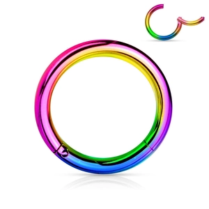 Gros plan d'un anneau de nez arc-en-ciel en acier chirurgical avec segment charnière