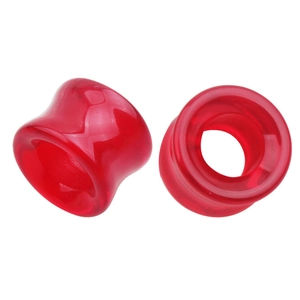Vue détaillée des tunnels d'oreilles creux en verre rouge avec finition polie
