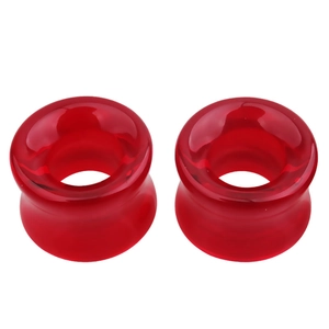 Détail des écarteurs d'oreilles en verre rouge translucide avec finition polie lisse