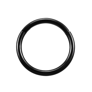 Détail macro de l'anneau clicker articulé en acier 316L noir avec finition miroir