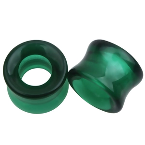 Détail macro des écarteurs en verre vert émeraude translucide avec design évasé double