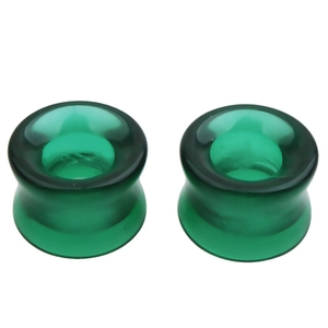 Gros plan d'écarteurs d'oreilles en verre vert translucide avec une surface polie lisse