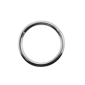 Vue détaillée de l'anneau clicker poli en acier inoxydable 316L pour nez ou oreille