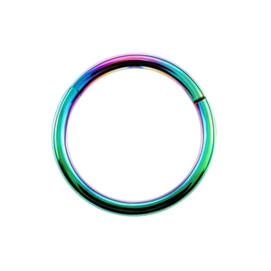 Détail d'un anneau de piercing arc-en-ciel en acier inoxydable 316L avec finition polie