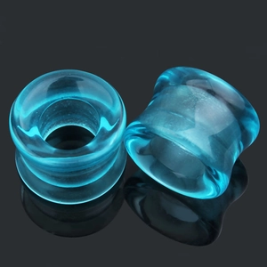Détail des écarteurs d'oreilles creux en verre bleu transparent avec fini miroir poli
